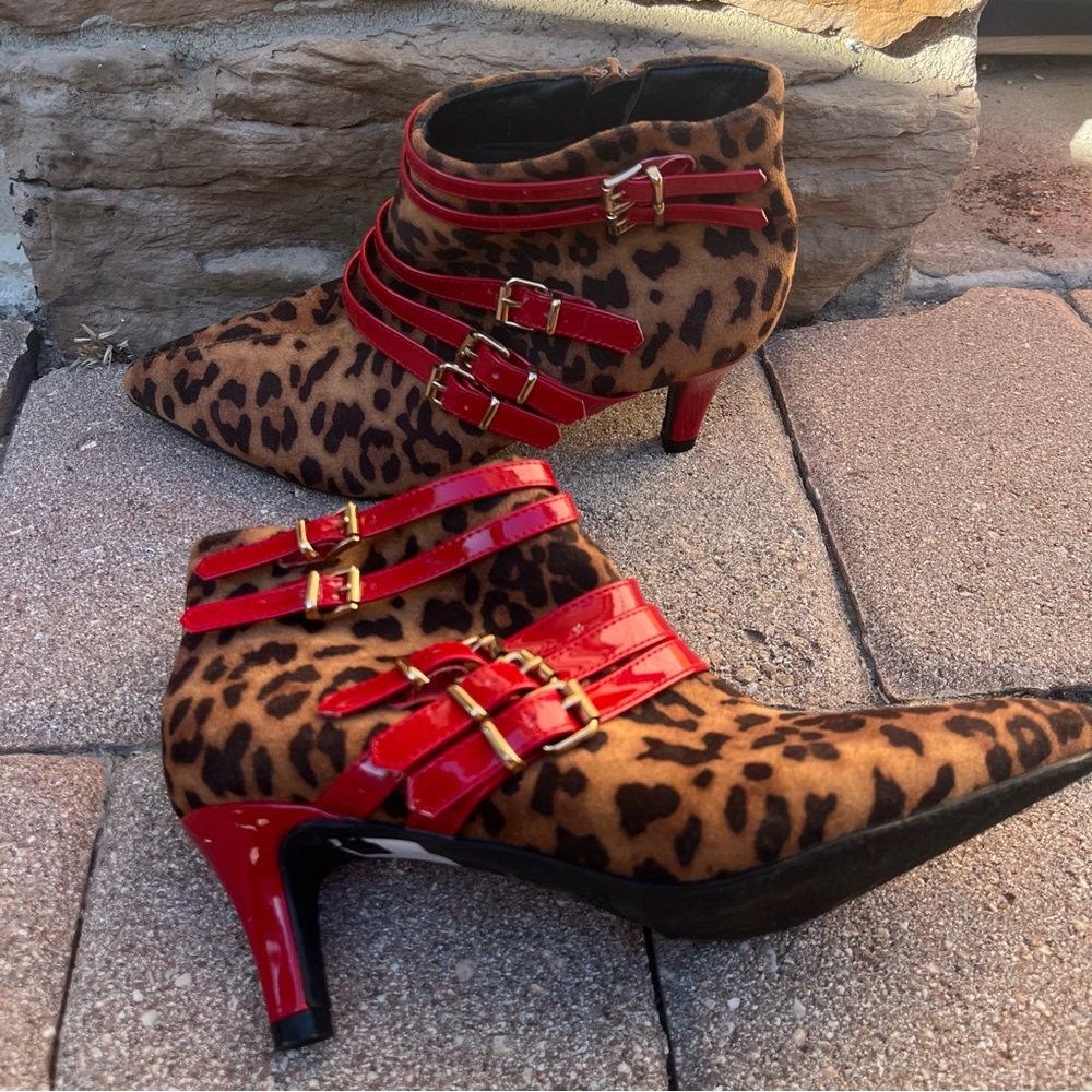 Sophia Taylor Women's Cheetah Print Dominica Heeled Ankle Boots Size 7W Shoe